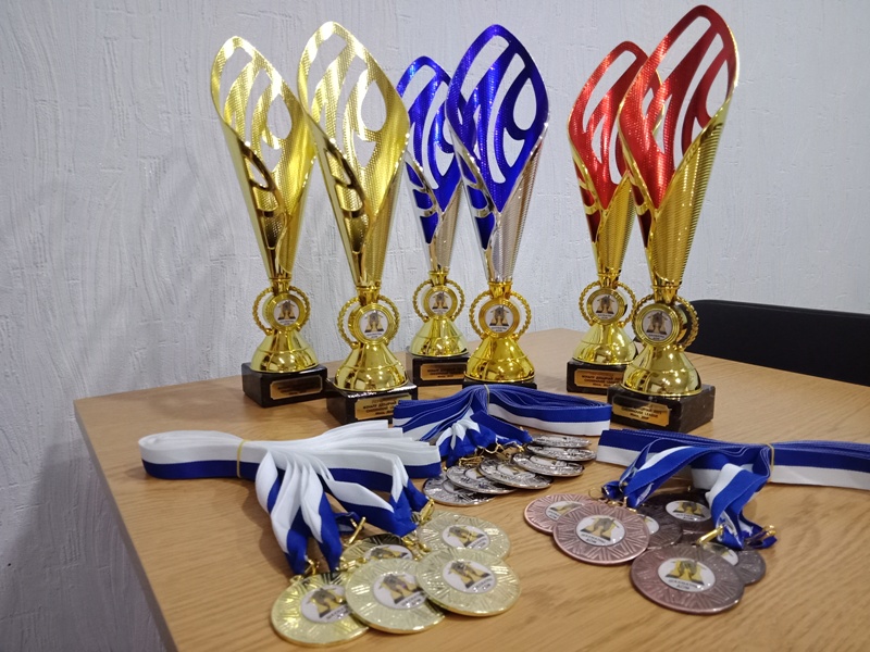 Кубки и медали - победителям и призерам финальных турниров Лиги